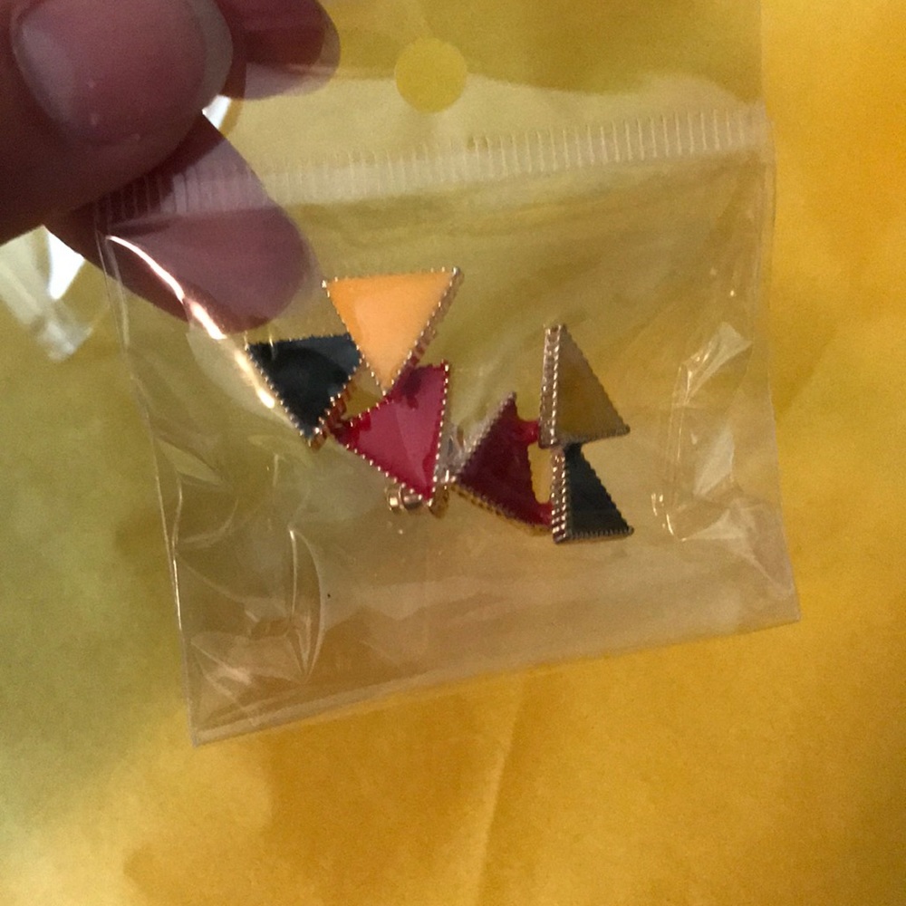 šTriangle Stud Earrings! - Picture 4 of 4